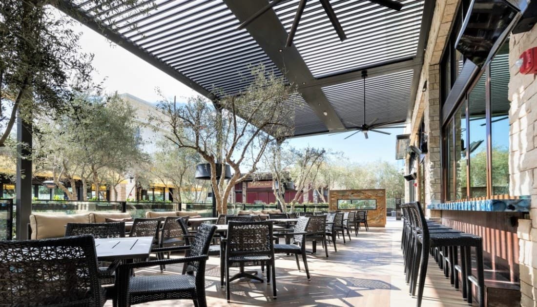 Ánh sáng thiên nhiên sẽ đem lại rất nhiều năng lượng cho thiết kế quán cafe chill