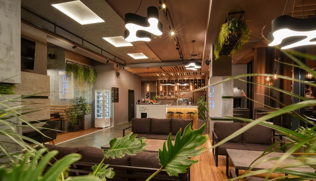 Ánh sáng vàng nhẹ nhàng trong thiết kế quán cafe chill sẽ đem lại cảm giác vô cùng dễ chịu.