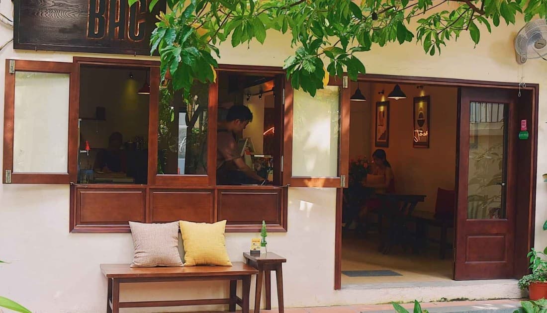 Thiết kế quán cafe chill với tràn ngập cây xanh sẽ giúp khách hàng có thể tận hưởng không gian yên bình