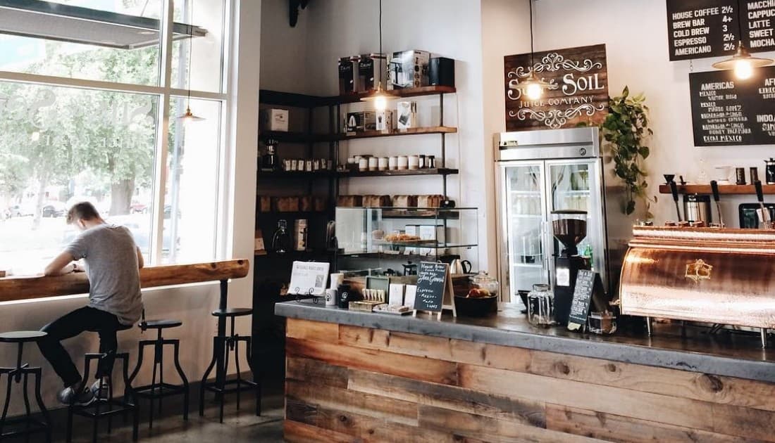 Thiết kế quán cafe trang trí bằng gỗ theo phong cách Vintage hứa hẹn sẽ đem lại những trải nghiệm mới mẻ cho giới trẻ.