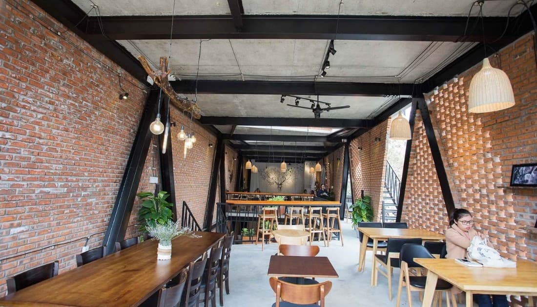 Nội thất của thiết kế quán cafe trang trí bằng gỗ
