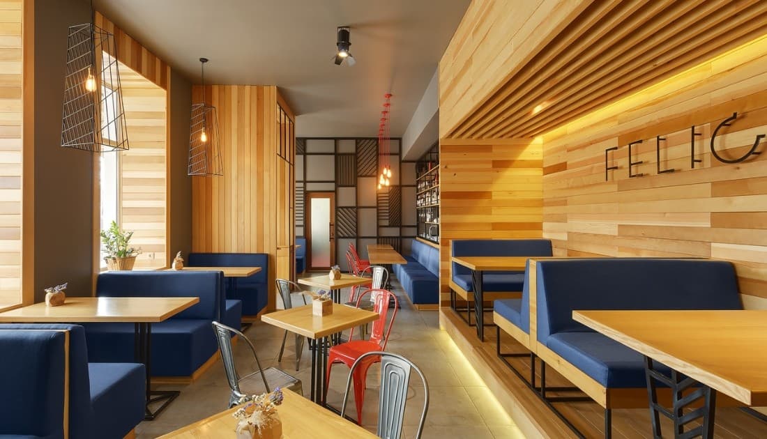 Thiết kế quán cafe trang trí bằng gỗ luôn mang lại vẻ đẹp gần gũi và mộc mạc