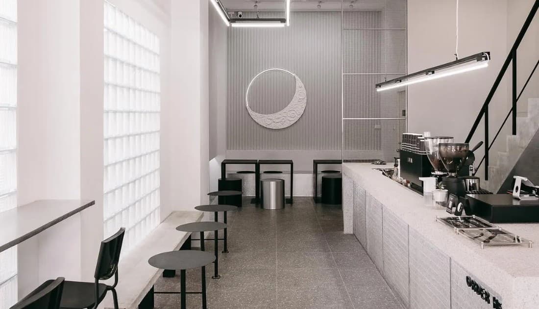 Thiết kế quán cafe tone trắng đen có thể dễ dàng áp dụng trong bất kì không gian nào