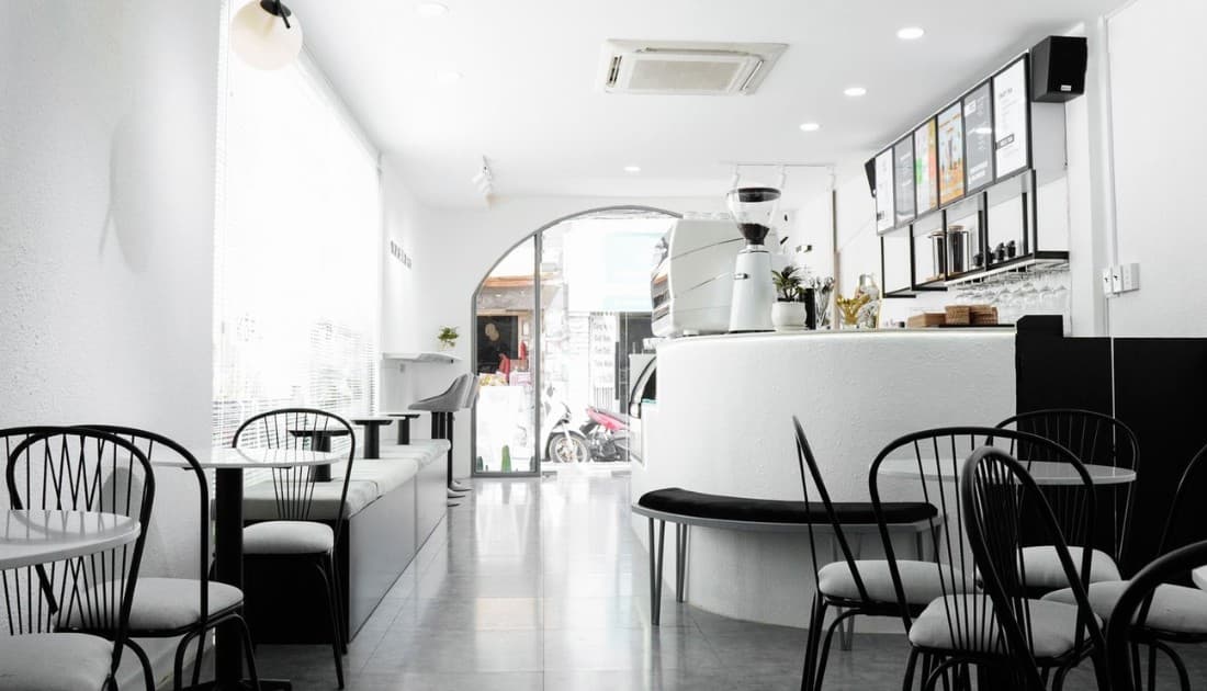 Không gian trắng đen ấn tượng là nơi mà các bạn trẻ đến trải nghiệm và check in sống ảo
