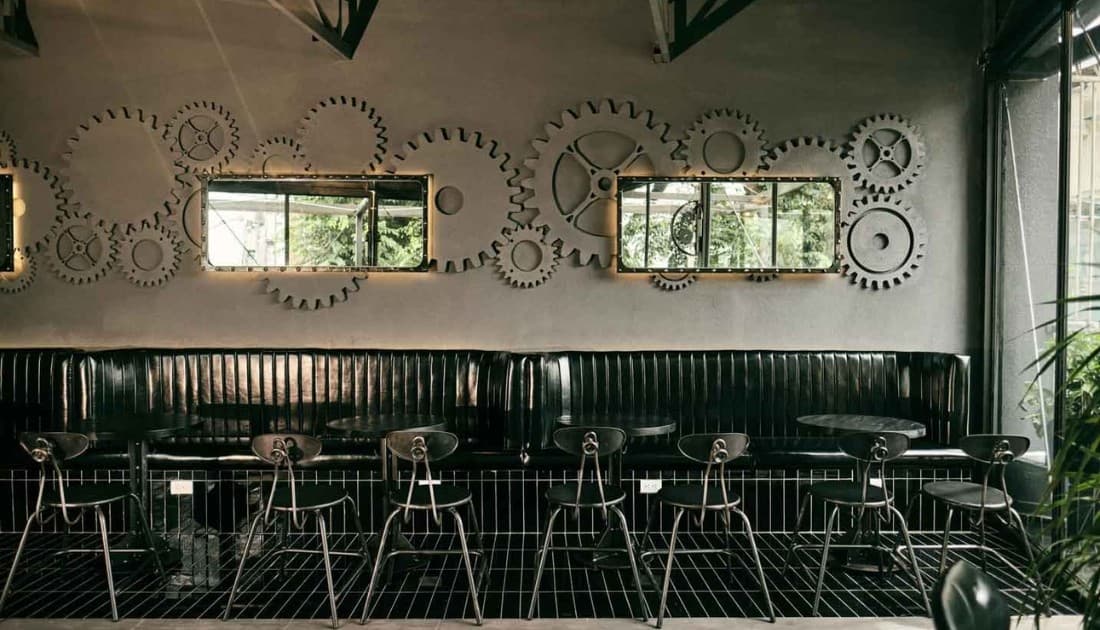 Thiết kế quán cafe tone trắng đen là điều kiện thuận lợi để khách hàng tập trung vào sản phẩm của quán
