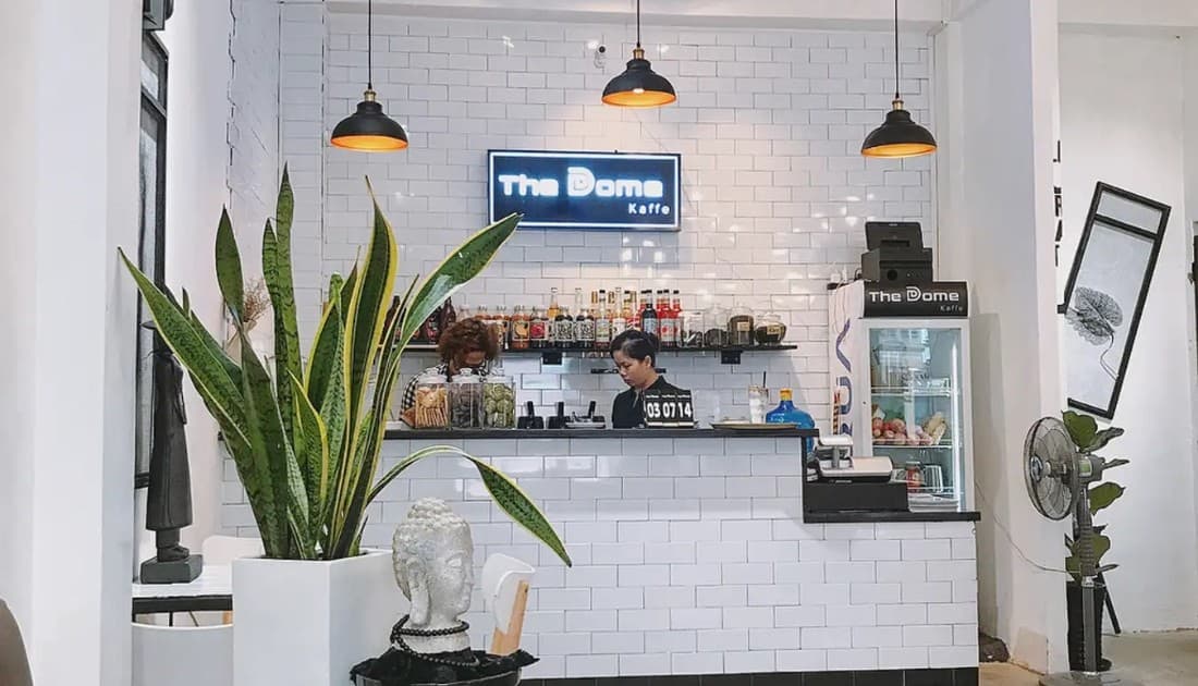 Sẽ thật tuyệt vời khi bạn kết hợp thiết kế quán cafe tone trắng đen với phong cách hiện đại