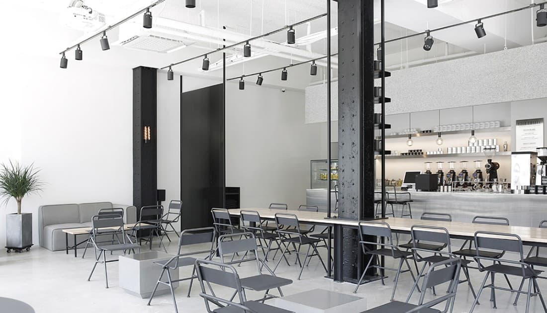 Mẫu thiết kế quán cafe tone trắng đen hiện đại