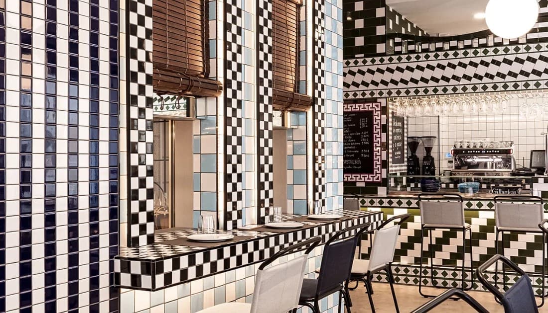 Thiết kế quán cafe tone trắng đen phong cách cổ điển ưu tiên sử dụng ánh đèn vàng dịu lung linh, ấm áp
