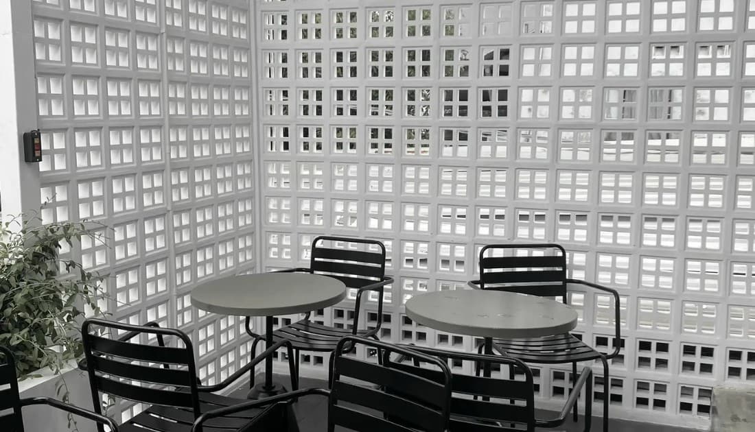 Minimalism đang dần trở thành xu hướng thiết kế quán cafe tone trắng đen