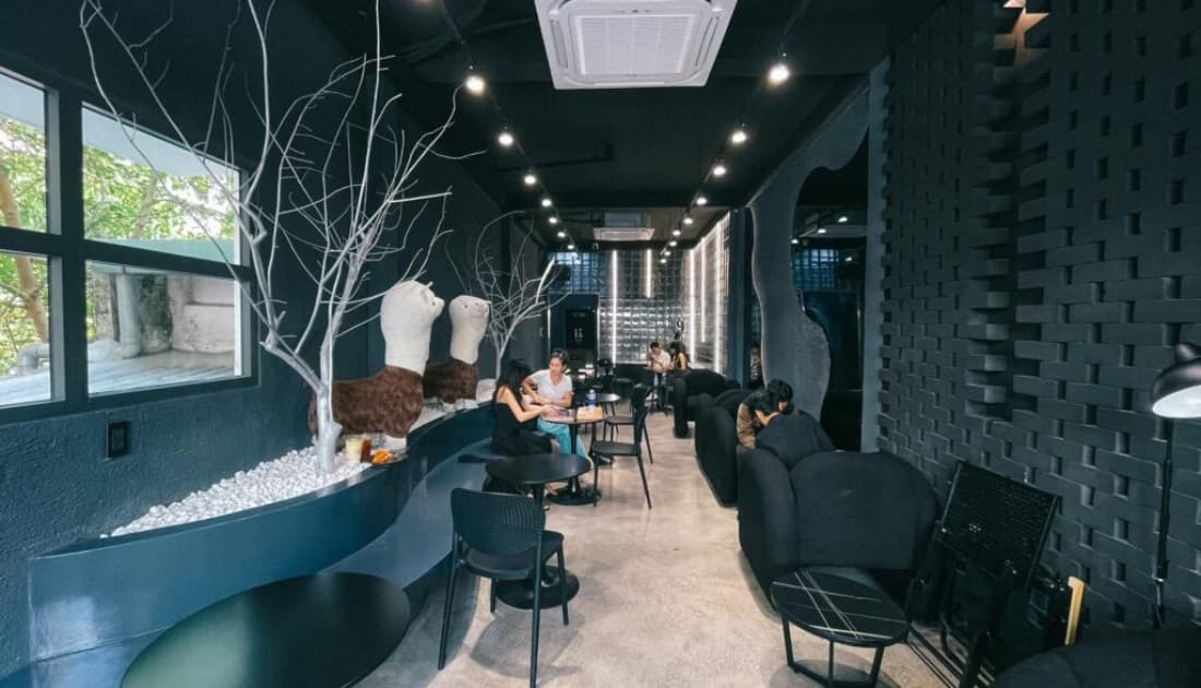 Thiết kế quán cafe tone trắng đen khoác lên mình vẻ đẹp huyền bí và vô cùng tinh tế.
