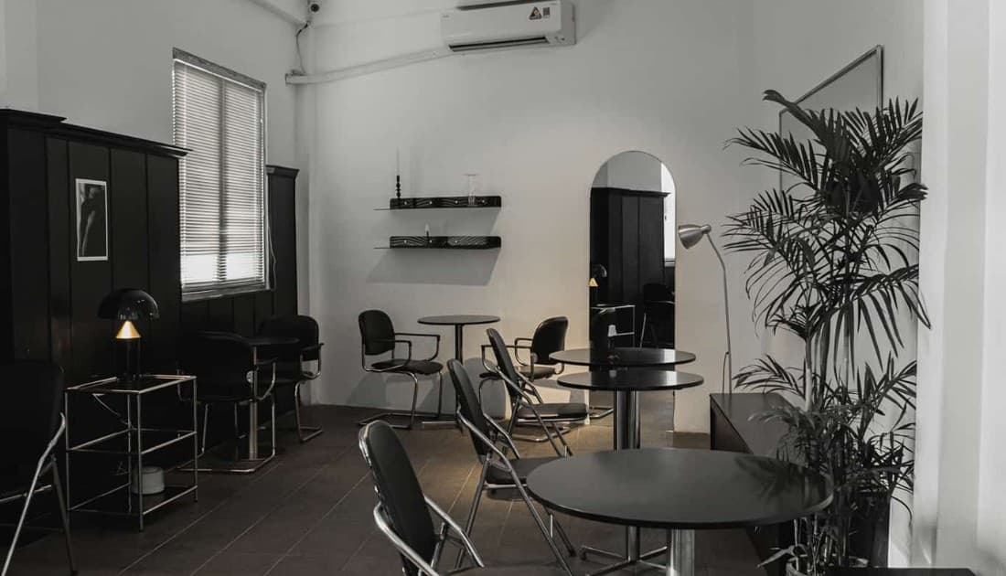 Nên lựa chọn đơn vị nào thiết kế quán cafe tone trắng đen?