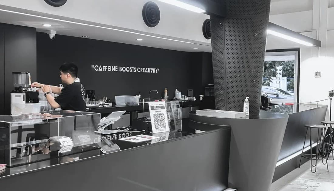 Thiết kế quán cafe tone trắng đen sẽ có thể đem đến không gian màu sắc đẳng cấp
