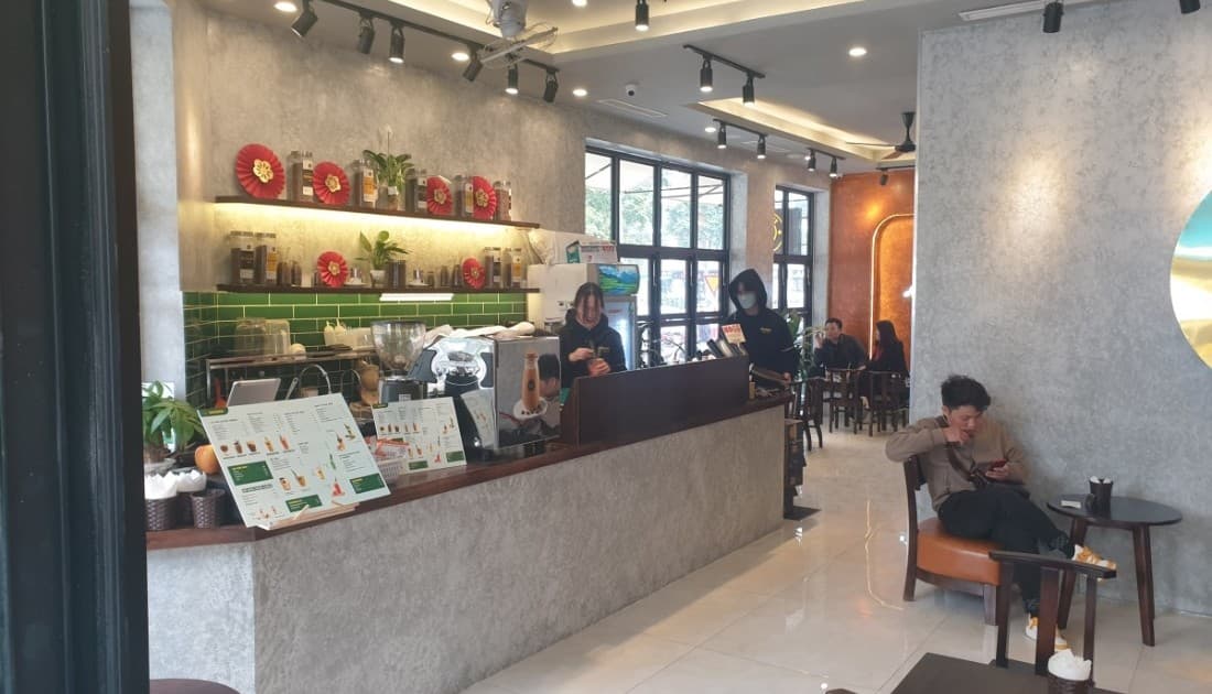 Màu sắc của nội thất trong thiết kế quán cà phê nhà ống rất quan trọng