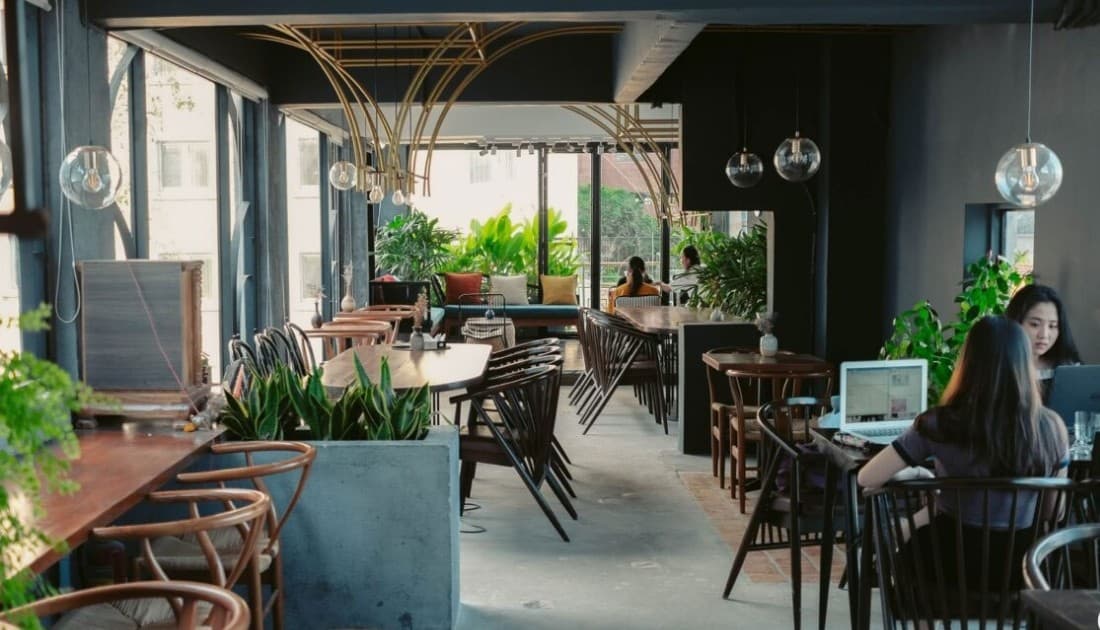 Màu sắc chủ đạo chính là yếu tố giúp thiết kế quán cà phê nhà ống trở nên càng nổi bật