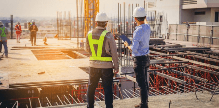 Kỹ sư và giám sát trao đổi tại công trường đang thi công cốt thép