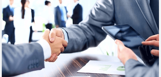 Cái bắt tay giữa hai người sau cuộc họp dự án