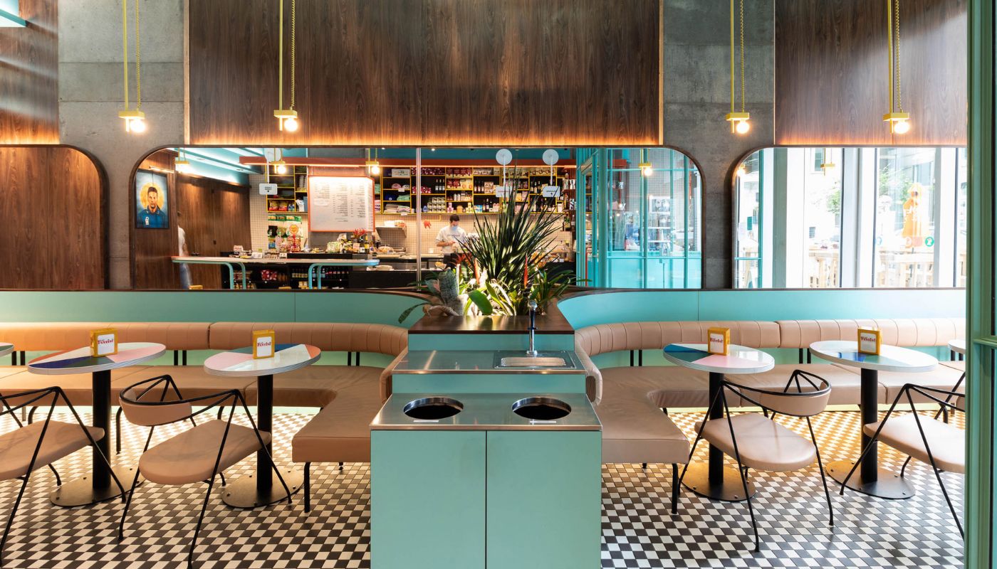 Kết hợp không gian cafe nhà kính và hài hòa màu sắc hiện đại