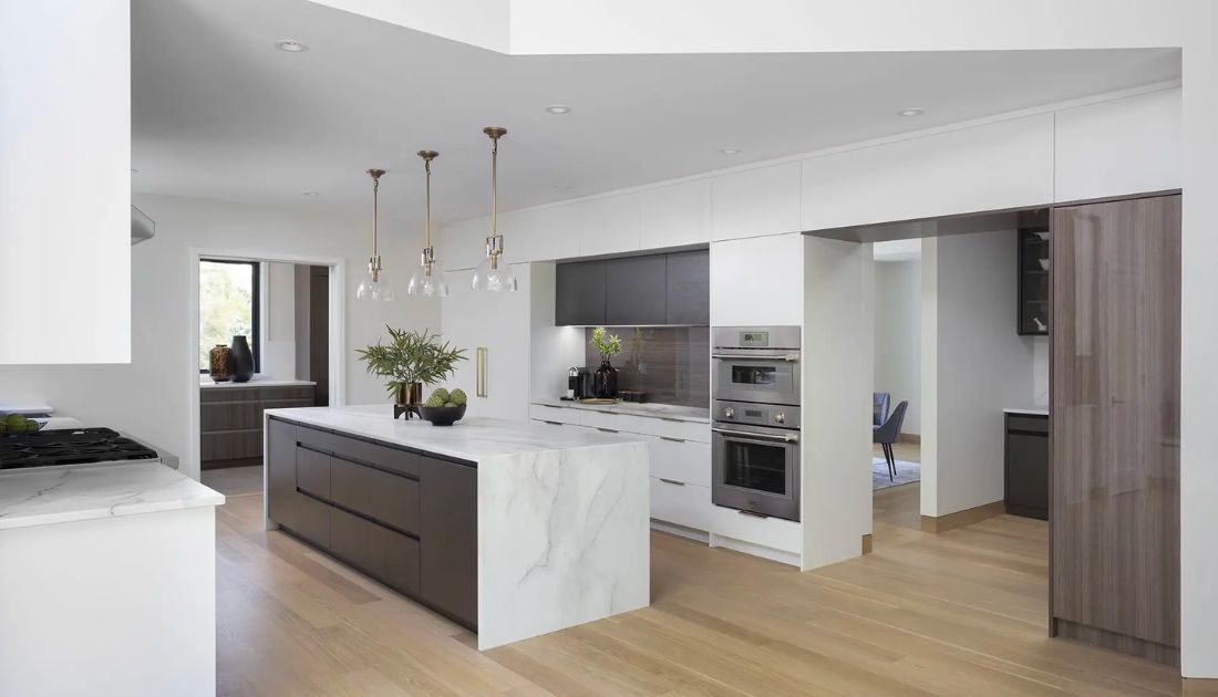 Thiết kế bếp chủ yếu bằng gạch đá men giúp tăng giá trị hiện đại cho căn hộ