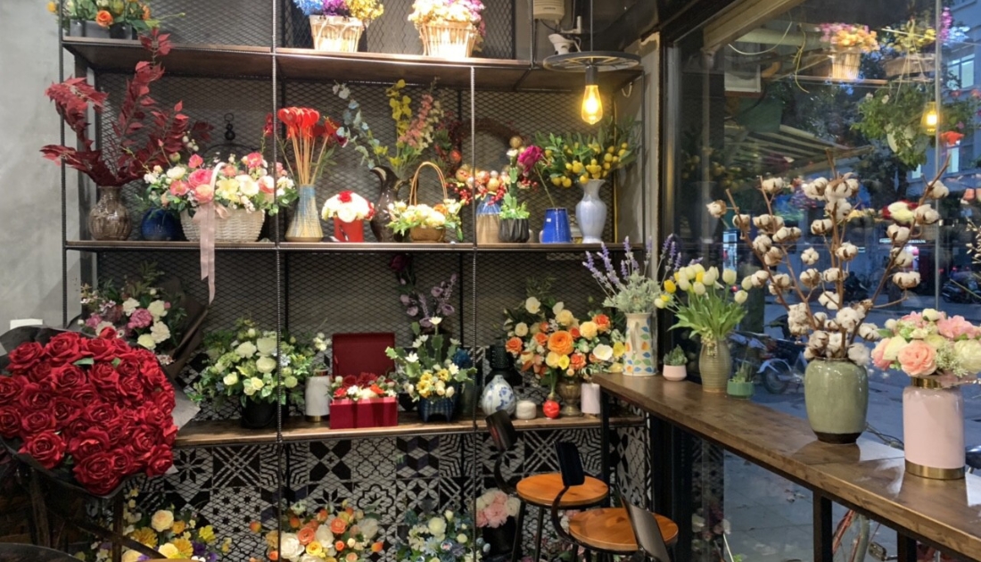 Quán cafe trang trí hoa tỉ mỉ sẽ càng thêm thu hút