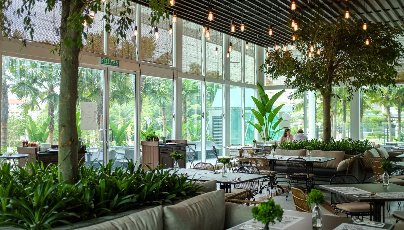 Thiết kế cafe bằng kính kết hợp không gian xanh tạo cảm giác thư thái