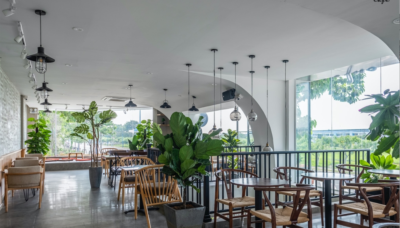 Các quán cà phê có phong cách nhiệt đới thường có không gian mở