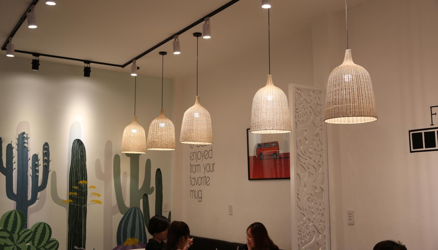 Đèn trần thường được sử dụng khi thiết kế quán cafe phong cách tối giản