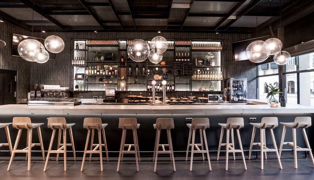 Phong cách thiết kế quán bar mini cổ điển với những họa tiết hoa văn tỉ mỉ, tinh xảo