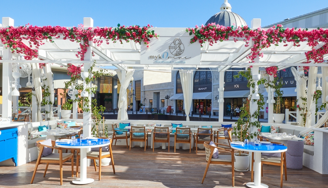 Một chút vibe Hy Lạp trong lòng quán cafe phong cách Châu Âu