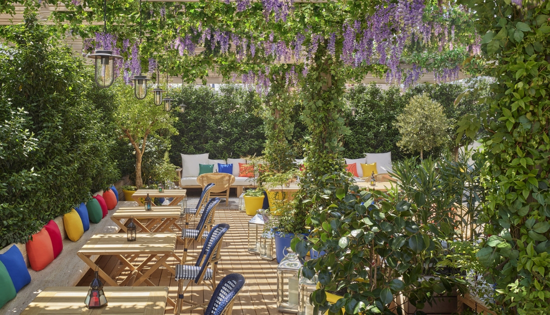 Thiết kế mới lạ với sân vườn Tây Ban Nha trong quán cafe