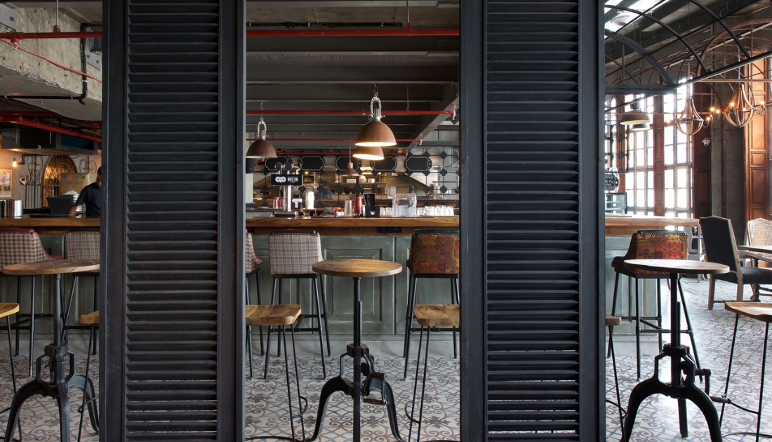 Ứng dụng phong cách Industrial trong thiết kế quán cafe không gian kín